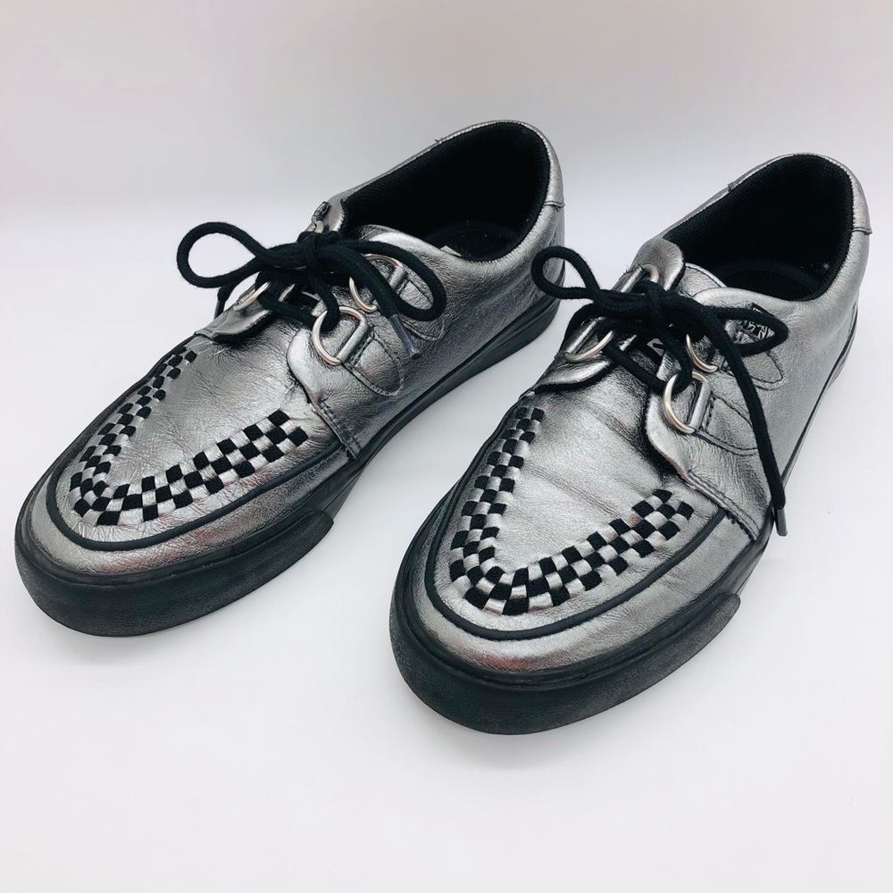 T U K BOYS SILVER AND BLACK LACED SHOES SIZE 4